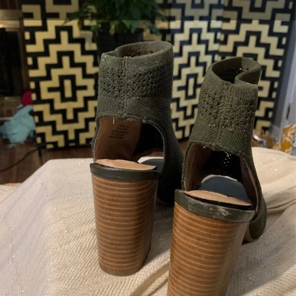 2023 TREND ALERT Olive colored fabric Steve Madden Suzy Bootie! - Picture 5 of 5